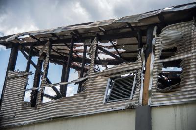 TAGBILDER! Schwaebisch Gmuend: Meterhohe Flammen bei Vollbrand eines NORMA Marktes - Anwohner evakuiert